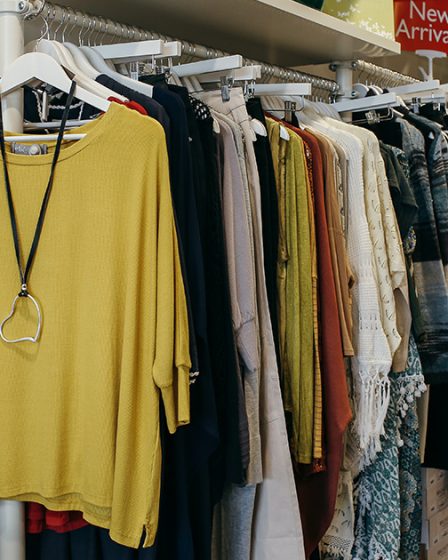 8 dicas para organizar um guarda-roupa com pouco espaço
